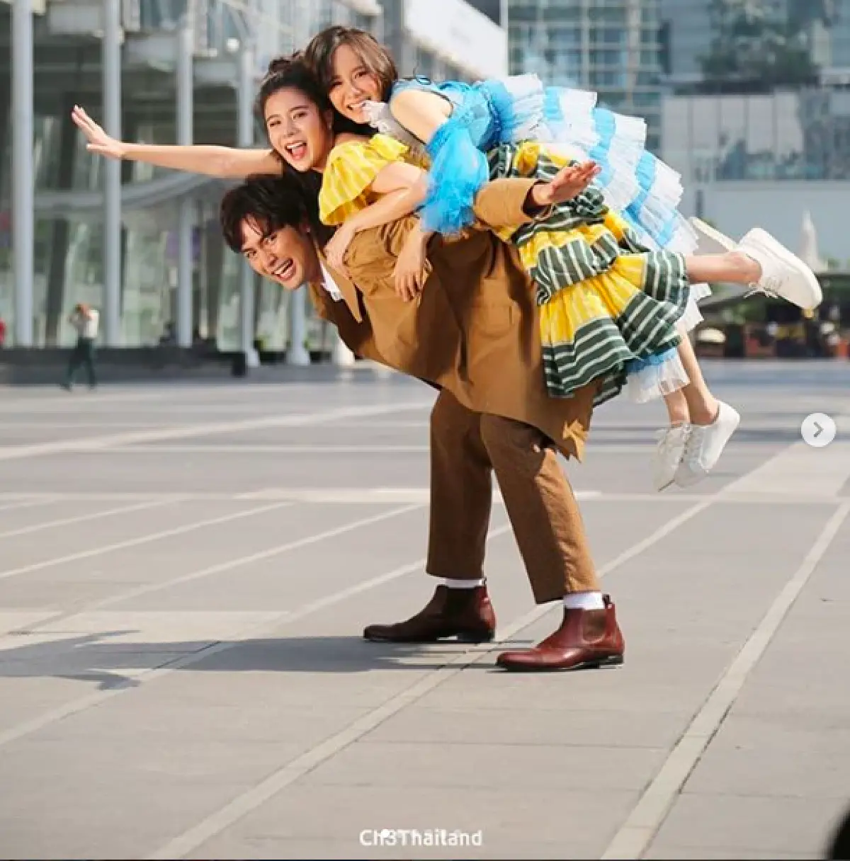 ส่องภาพความสนุกสนาน เบื้องหลังถ่ายปฏิทินดาราช่อง 3 ปี 2562