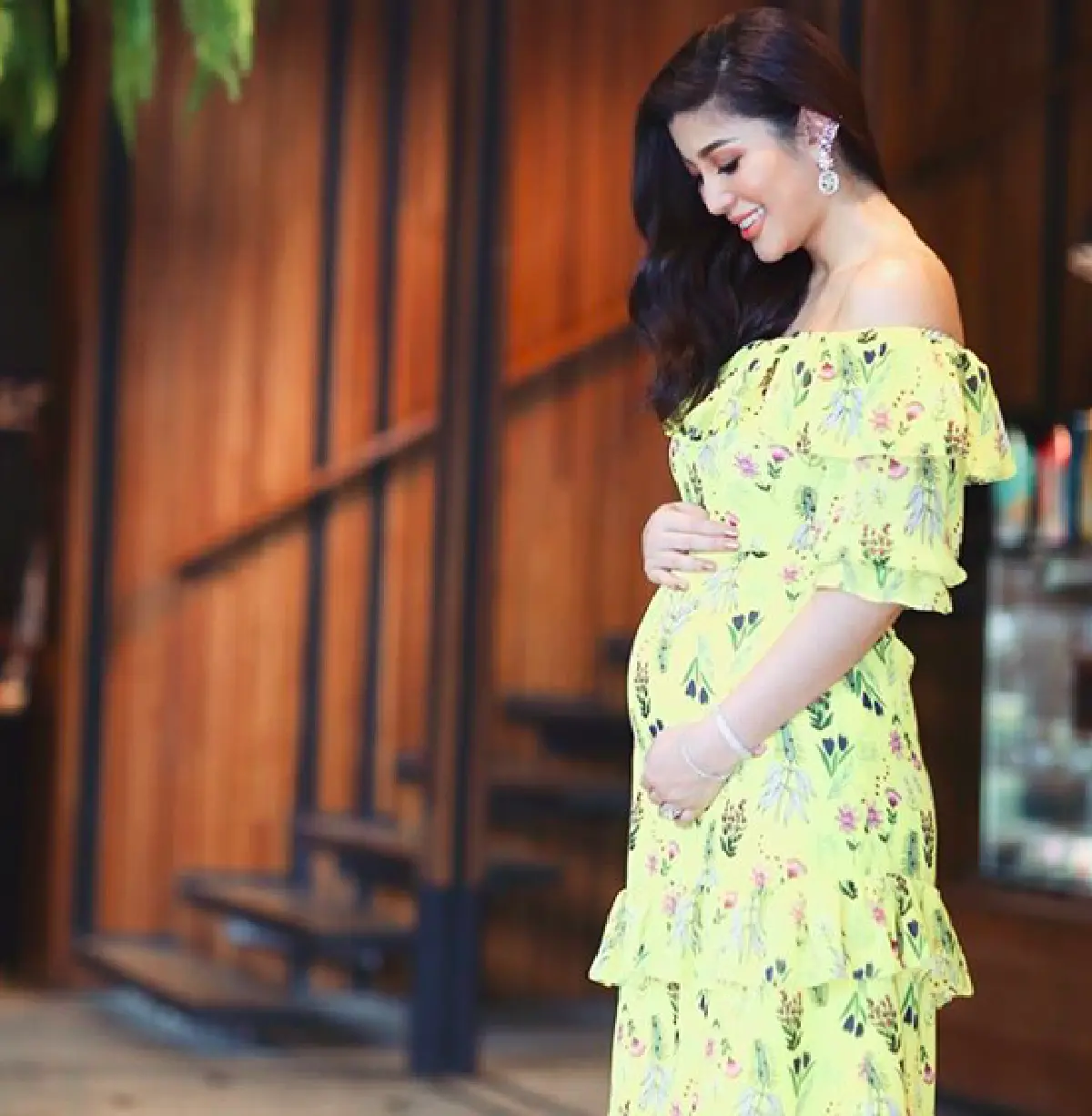 มรกตน้ำงาม! "เอมมี่” ยิ่งท้องแก่ยิ่งเปล่งออร่า สวยสะกดทุกสายตา