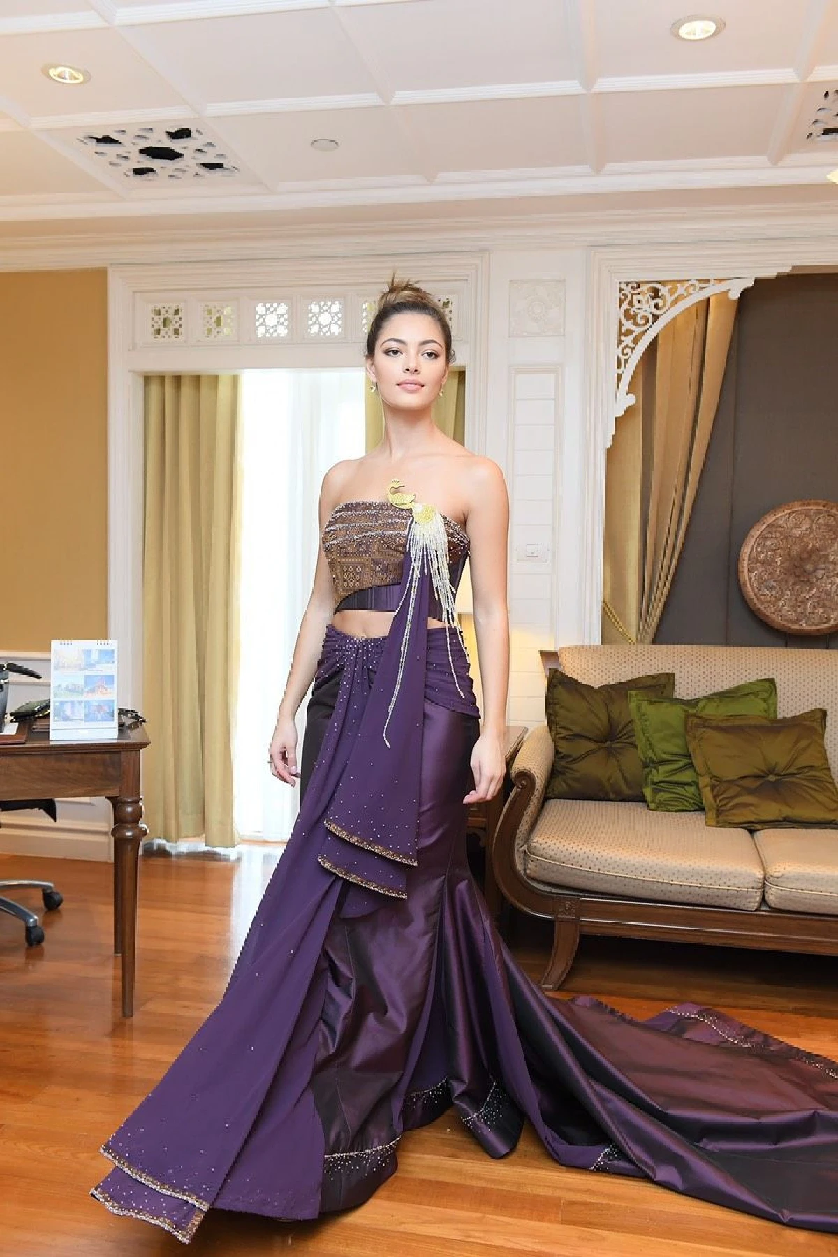 พระองค์หญิงฯประทานชุดราตรีผ้าไหมไทยที่ทรงออกแบบให้ "มิสยูนิเวิร์ส 2017"