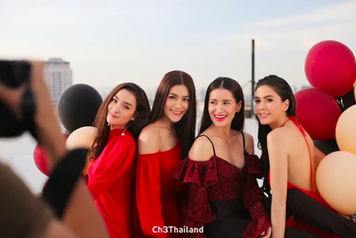 ส่องภาพความสนุกสนาน เบื้องหลังถ่ายปฏิทินดาราช่อง 3 ปี 2562