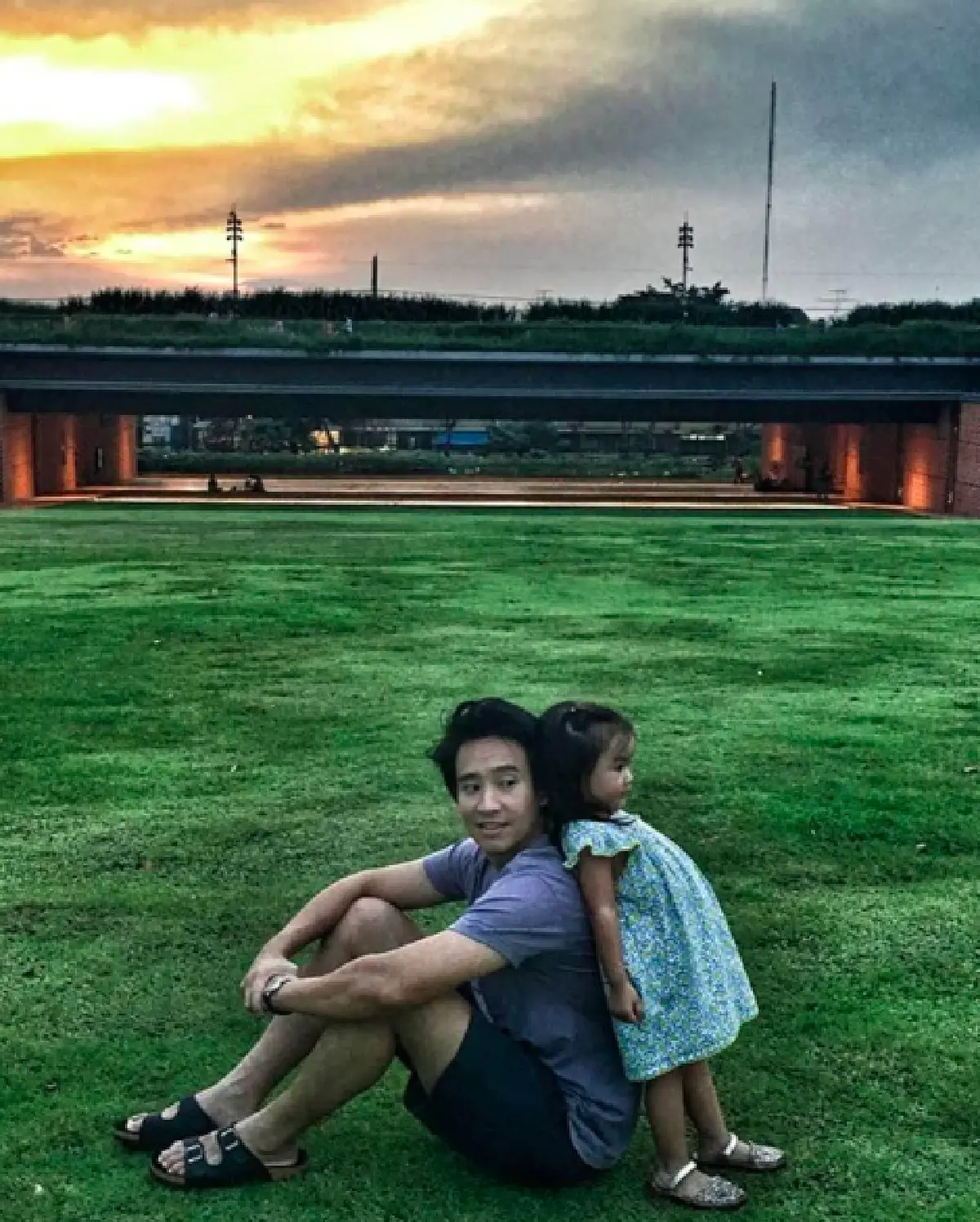 “ต่าย” คอมเมนต์ภาพสามี “ทิม” หลังฝ่ายชายโพสต์ภาพที่กำลังตัดเล็บให้ลูกสาว "น้องพิพิม”