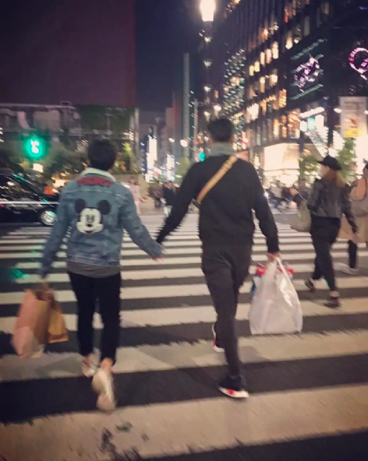 “เวฟ สาริน” โชว์ภาพชุดคลุมท้องภรรยา “บุ้ง ใบหยก” ที่ไม่เหมือนใคร