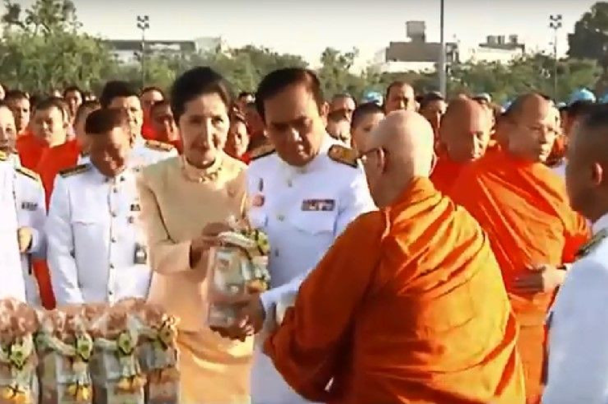 นายกฯนำทำบุญวันคล้ายวันเฉลิมพระชนมพรรษา ร.9 นายกฯนำทำบุญวันคล้ายวันเฉลิมพระชนมพรรษา ร.9