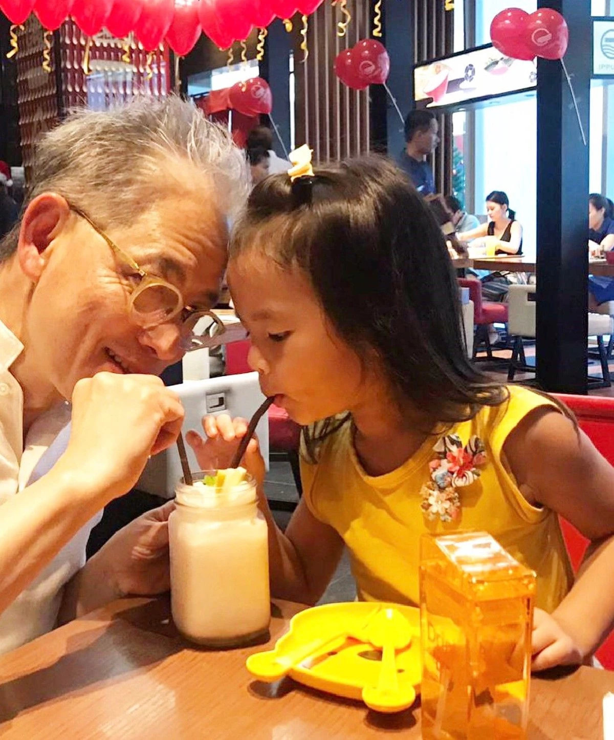 โมเมนต์น่ารักอบอุ่น! น้องปีใหม่-คุณตา พากันไปดูโขนในวันพ่อ (คลิป)