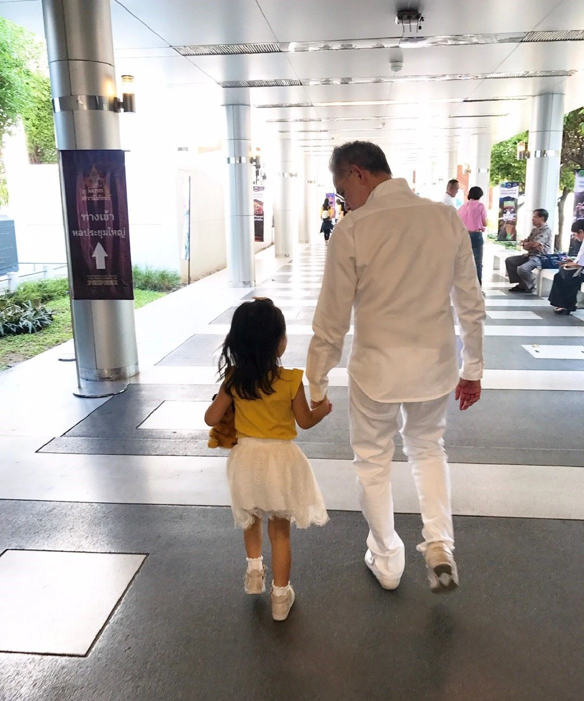 โมเมนต์น่ารักอบอุ่น! น้องปีใหม่-คุณตา พากันไปดูโขนในวันพ่อ (คลิป)