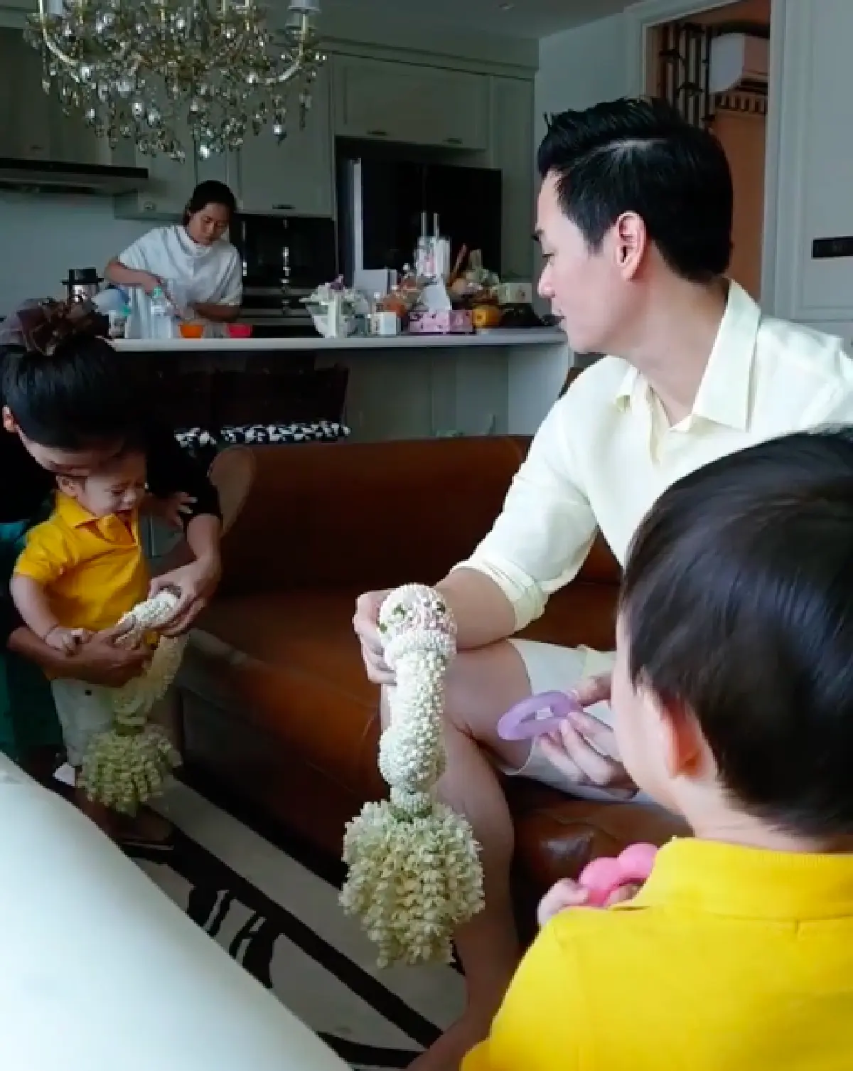 “ชมพู่” เผยคลิปเบื้องหลังกว่าจะได้ภาพสวย “สายฟ้า-พายุ” มอบพวงมาลัย “พ่อน็อต"