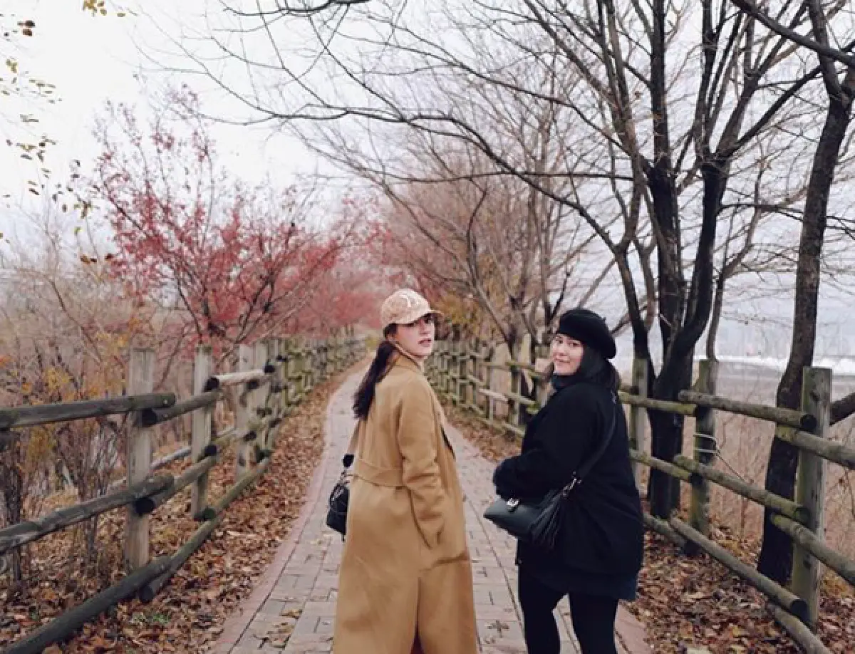 คนโสดห้ามดู! “หมาก-คิม” ควงกันสวีทหวานที่เกาหลี รับลมเย็นชิวๆ