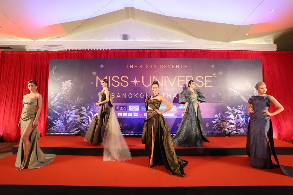 สาวงามผู้เข้าประกวดมิสยูนิเวิร์ส 2018 อวดโฉมชุดผ้าไหมไทยสุดอลังการ