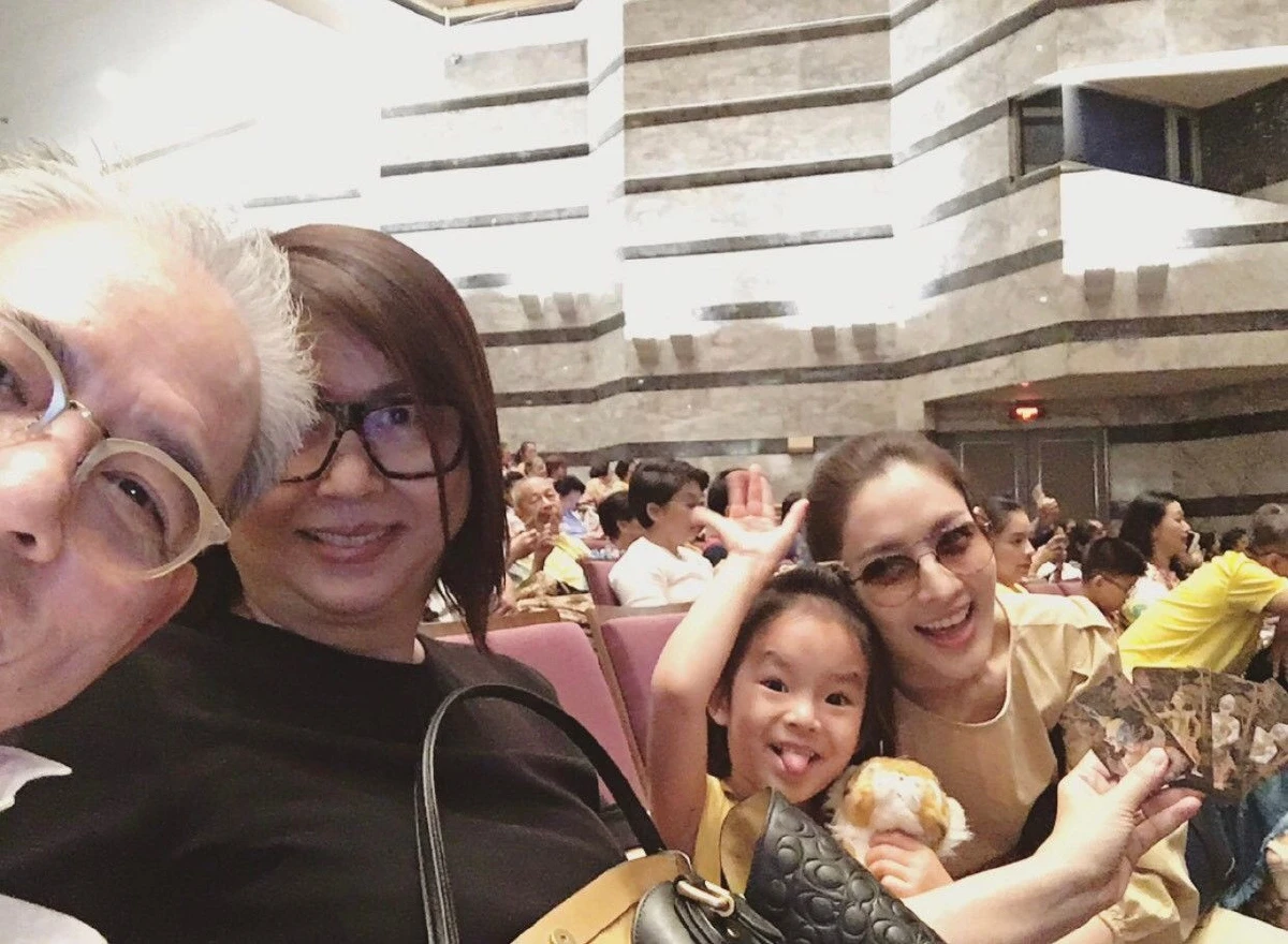 โมเมนต์น่ารักอบอุ่น! น้องปีใหม่-คุณตา พากันไปดูโขนในวันพ่อ (คลิป)