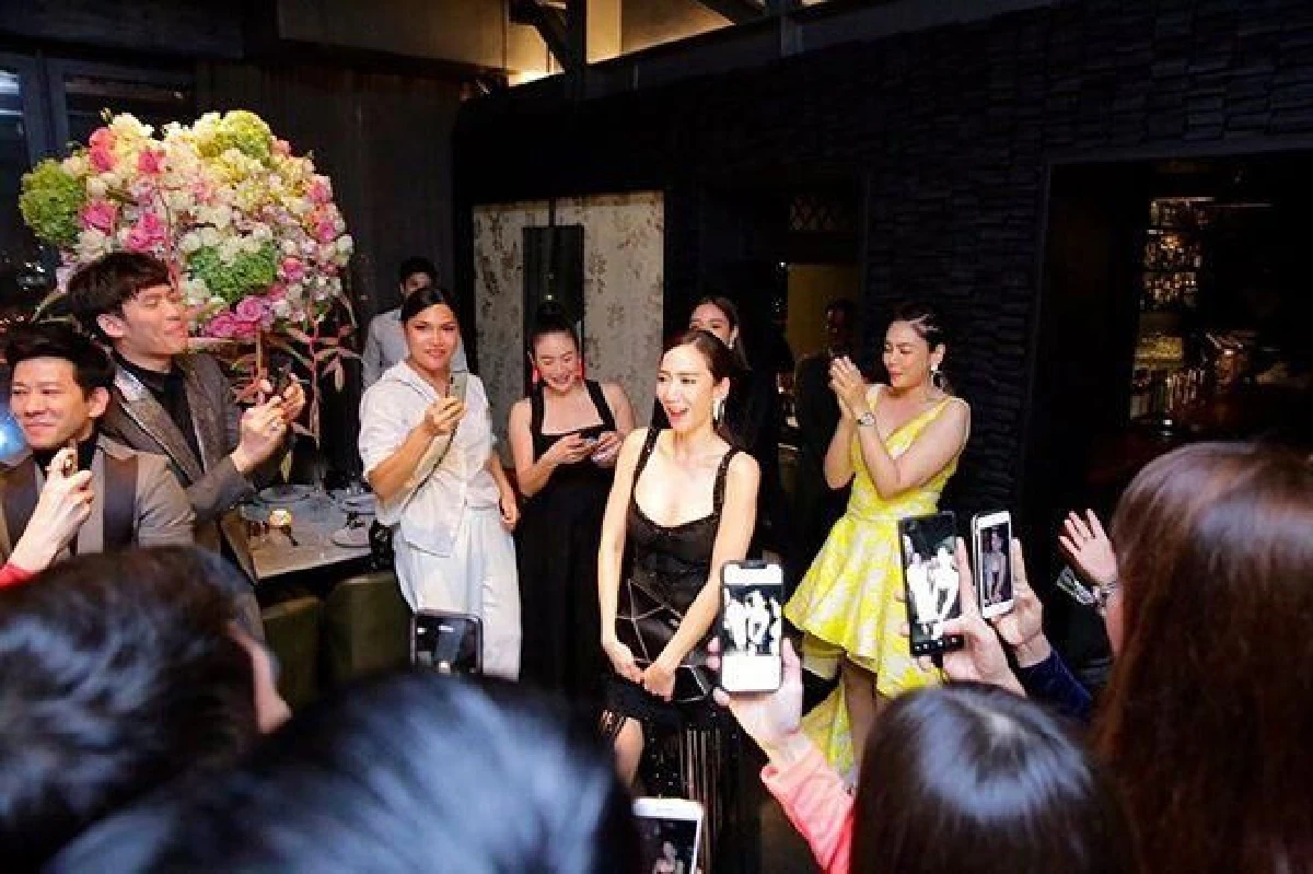 อะไรยังไง? ไฮโซพก ร้องเพลง..มันคงเป็นความรักให้ อั้ม พัชราภา ในวันเกิด (คลิป)