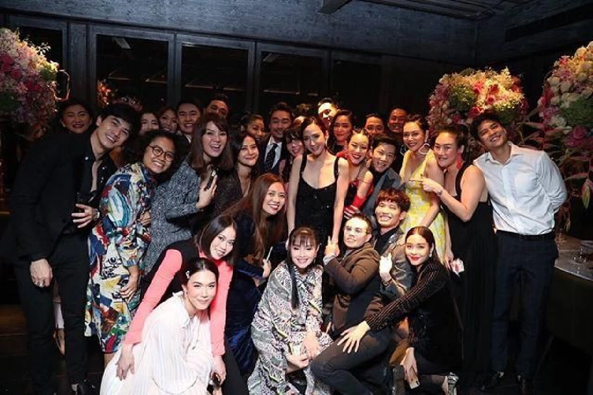 อะไรยังไง? ไฮโซพก ร้องเพลง..มันคงเป็นความรักให้ อั้ม พัชราภา ในวันเกิด (คลิป)