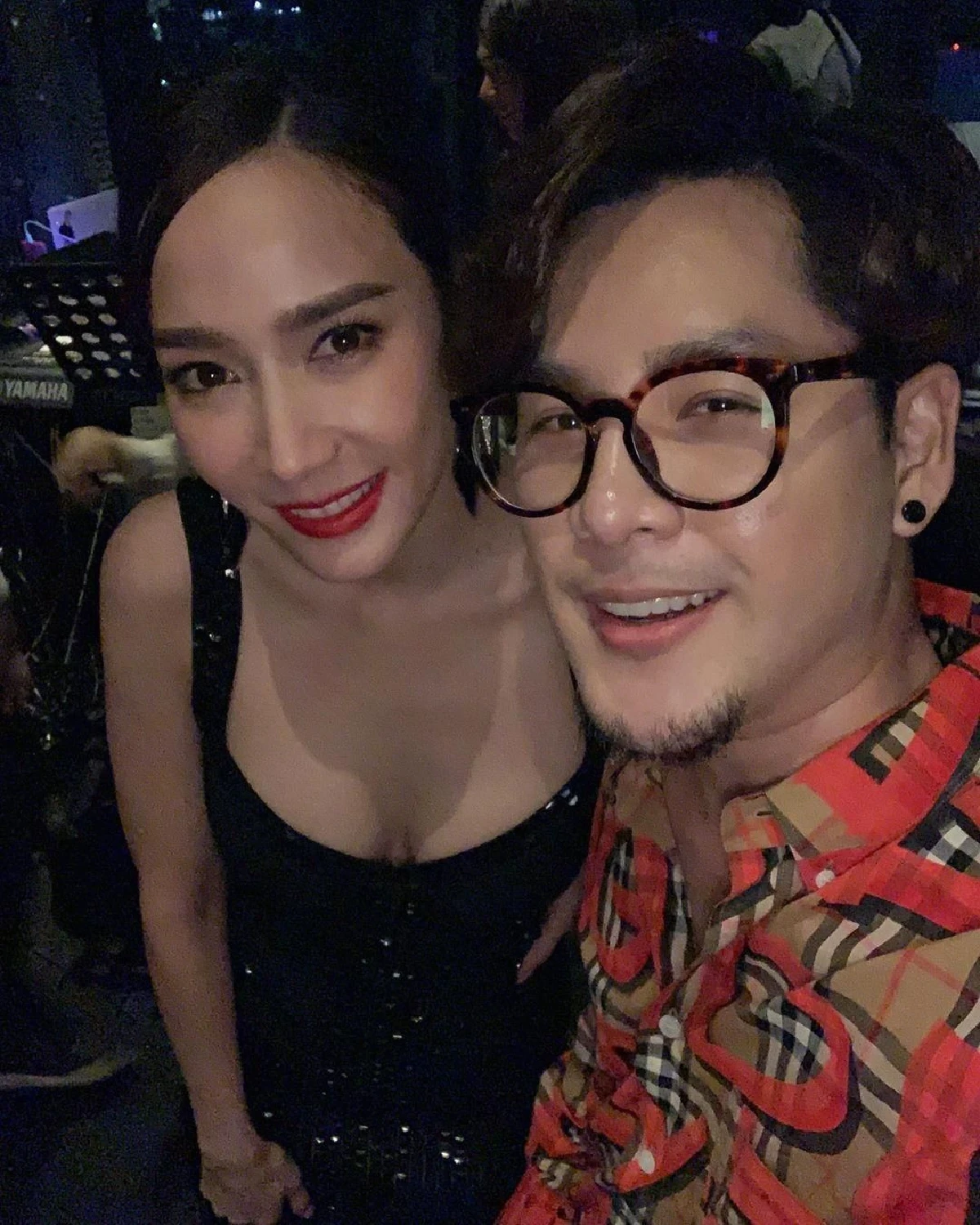 อะไรยังไง? ไฮโซพก ร้องเพลง..มันคงเป็นความรักให้ อั้ม พัชราภา ในวันเกิด (คลิป)