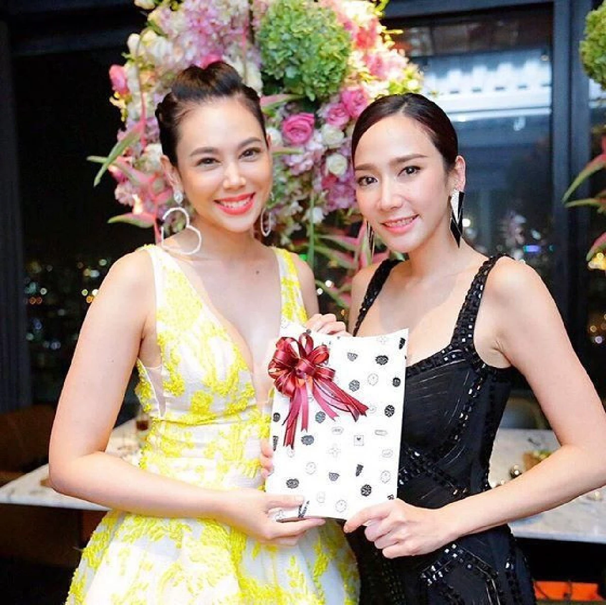 อะไรยังไง? ไฮโซพก ร้องเพลง..มันคงเป็นความรักให้ อั้ม พัชราภา ในวันเกิด (คลิป)