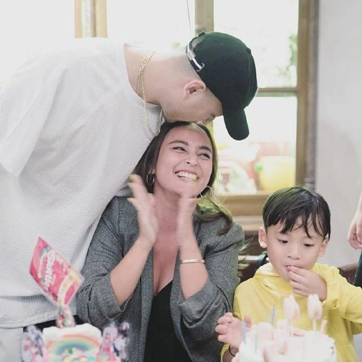 ภรรยาสายเปย์! นานา ซ่อนเงินหมื่นในเค้ก..ให้ของขวัญสามีในวันเกิดตัวเอง (คลิป)