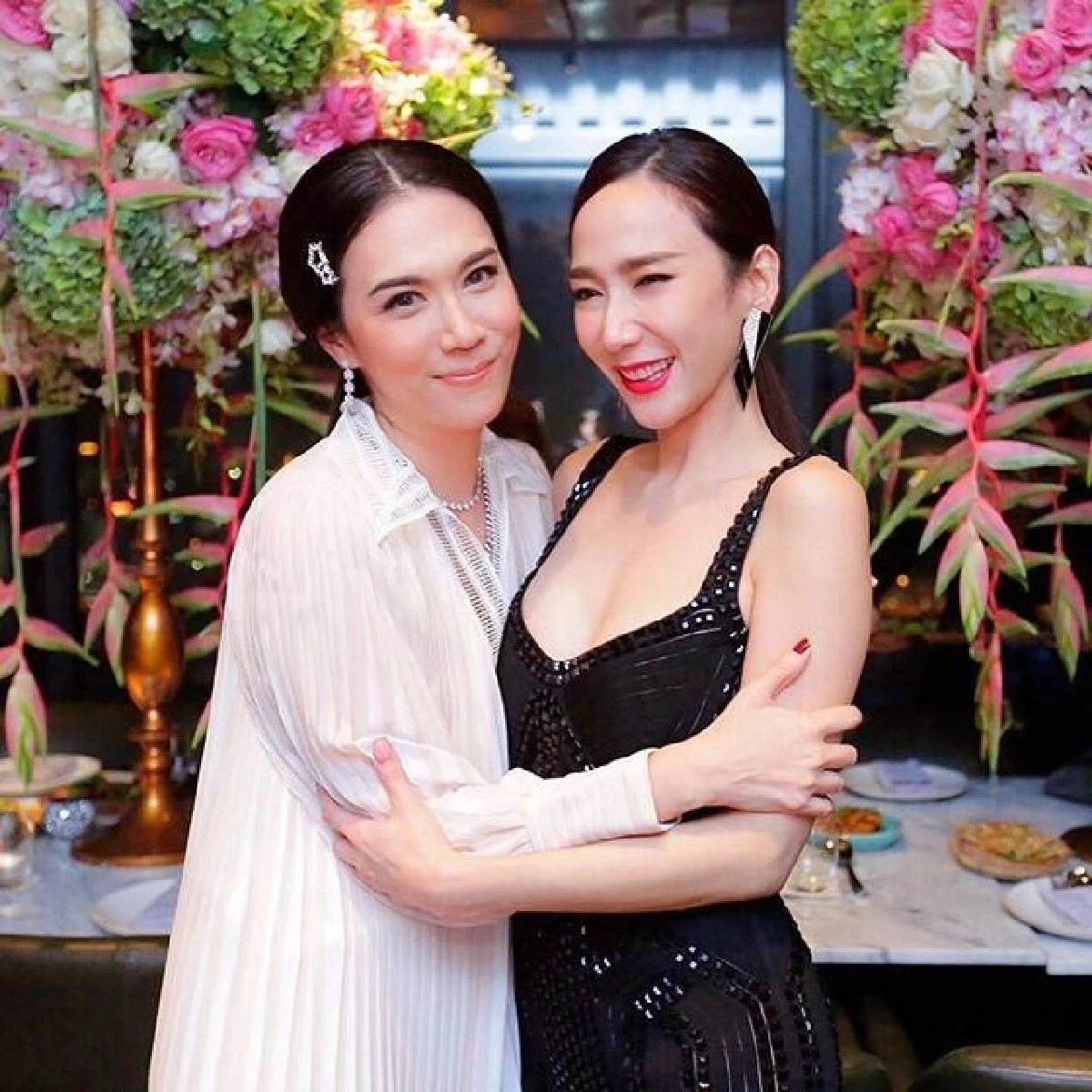 อะไรยังไง? ไฮโซพก ร้องเพลง..มันคงเป็นความรักให้ อั้ม พัชราภา ในวันเกิด (คลิป)