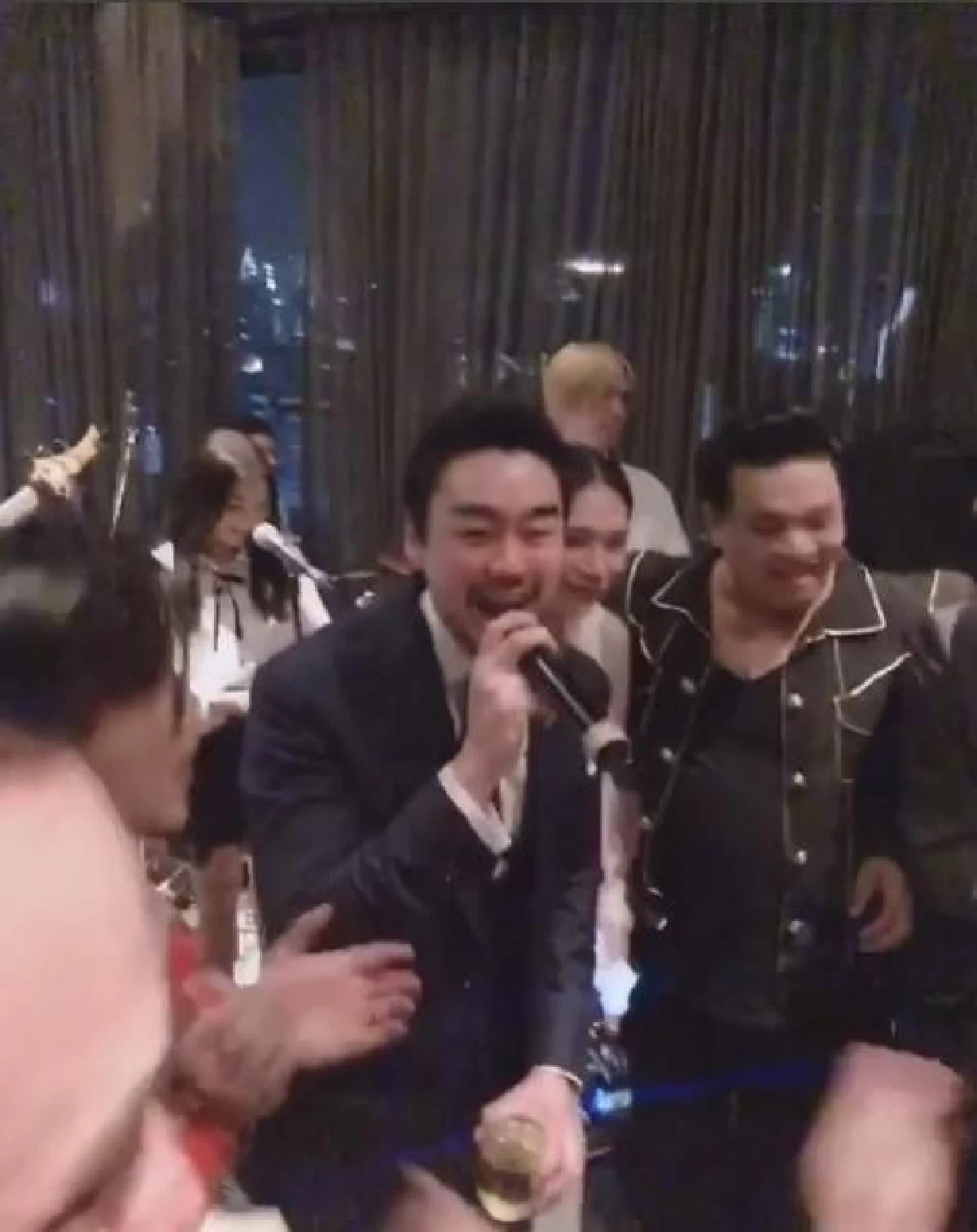 อะไรยังไง? ไฮโซพก ร้องเพลง..มันคงเป็นความรักให้ อั้ม พัชราภา ในวันเกิด (คลิป)