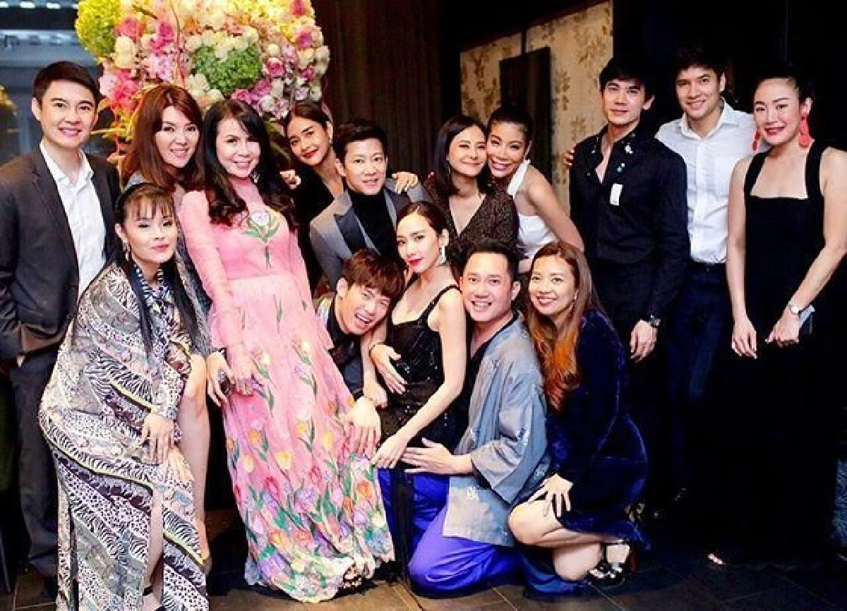 อะไรยังไง? ไฮโซพก ร้องเพลง..มันคงเป็นความรักให้ อั้ม พัชราภา ในวันเกิด (คลิป)