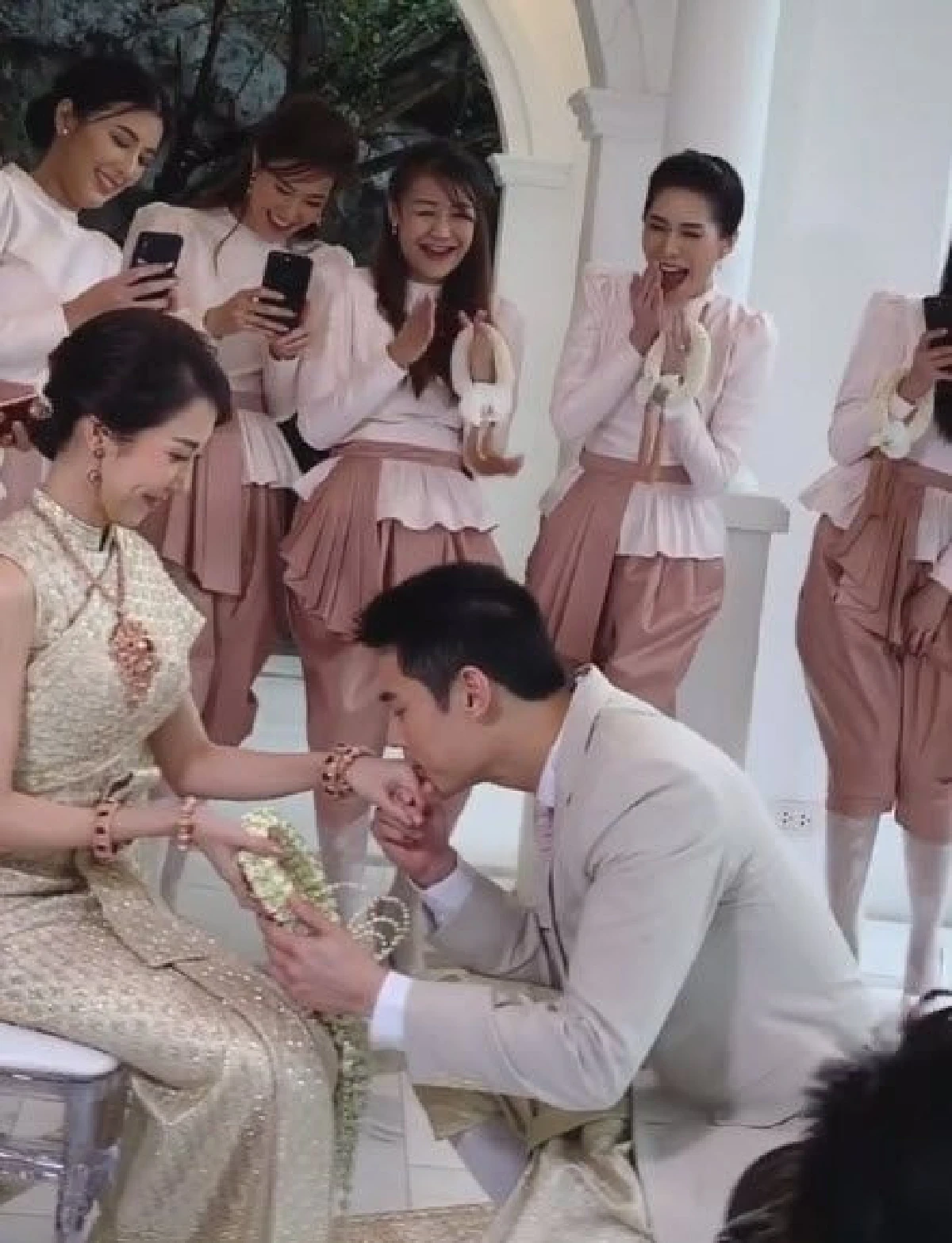 อบอวลไปด้วยความรัก! กันต์-พลอย ควงคู่เข้าพิธีแต่งงานแบบไทย