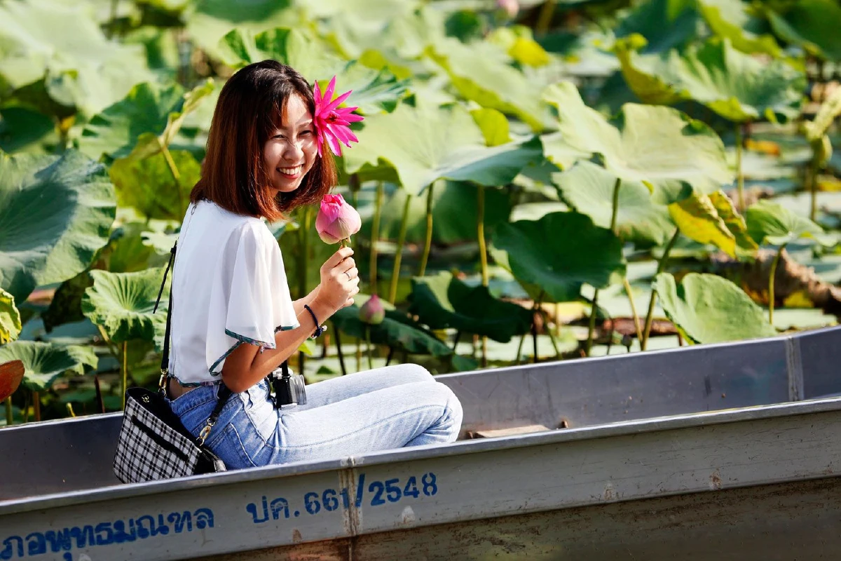 คลองมหาสวัสดิ์ บานฉ่ำ สีบานเย็น