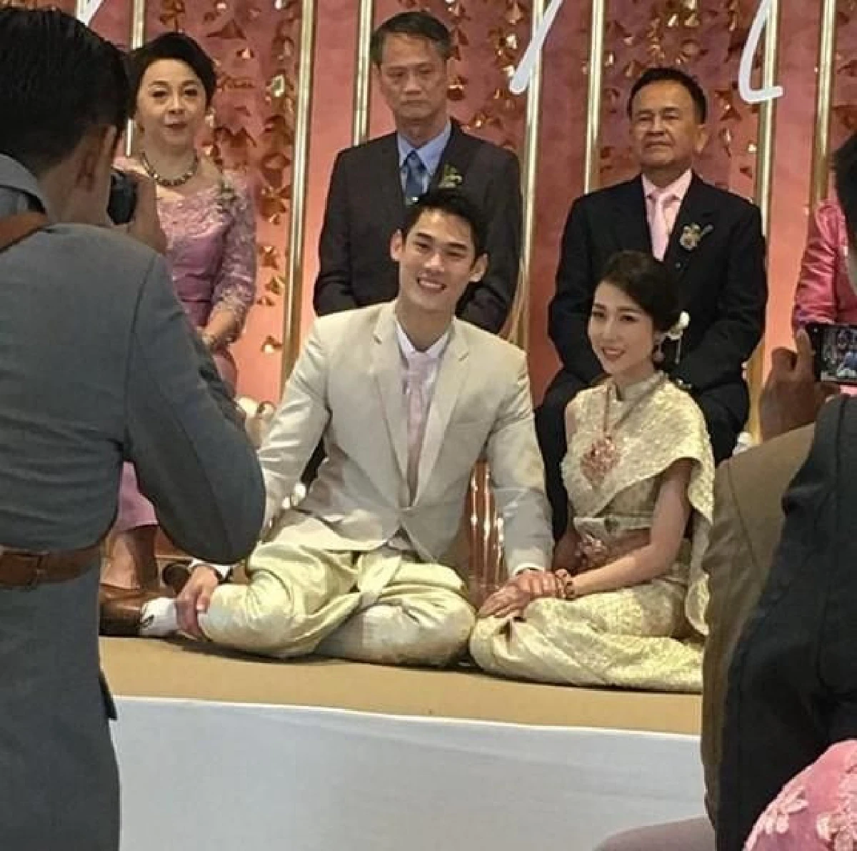 อบอวลไปด้วยความรัก! กันต์-พลอย ควงคู่เข้าพิธีแต่งงานแบบไทย