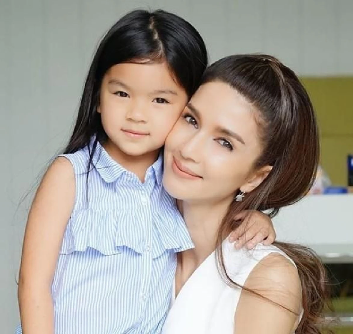 น้องมะลิ อ้อน แม่โบว์ ขอถ่ายรูปคู่ พ่อปอ ก่อนออกไปโรงเรียน