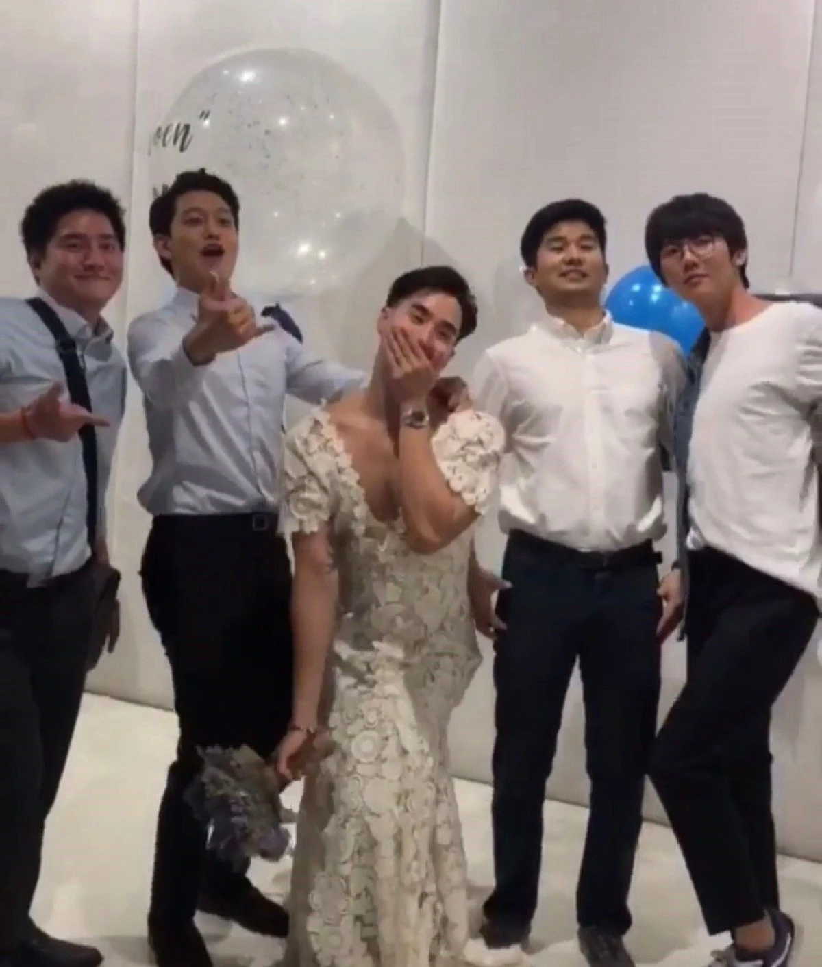 ปาร์ตี้สละโสด เขื่อน K-Otic แต่งชุดเจ้าสาวรวมตัวสมาชิกบอยแบนด์ในรอบ 10 ปี