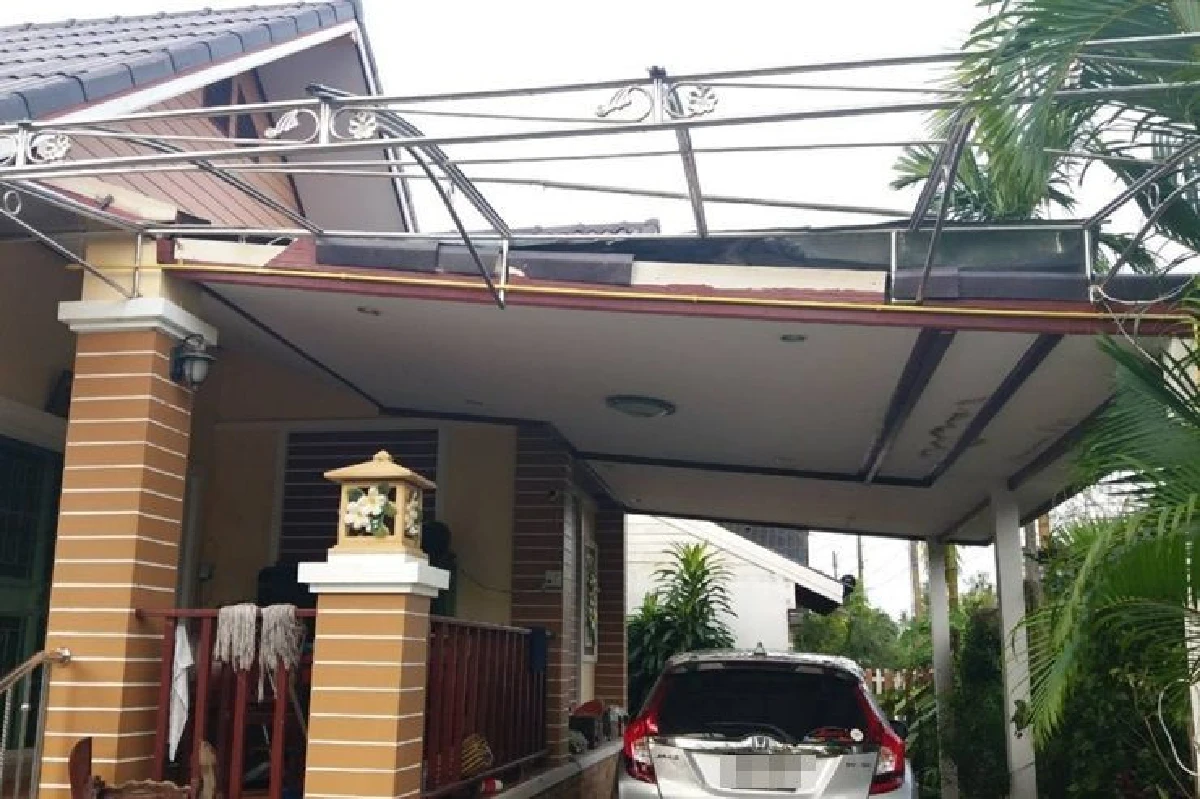 พายุฝนถล่มประจวบฯหลังคาบ้านปลิวว่อน คาดเสียหายนับร้อยหลังคาเรือน