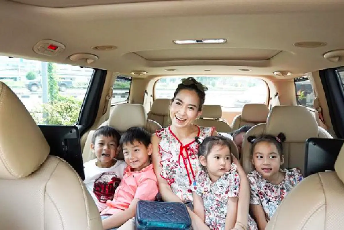 ลูก 4 จำเป็นต้องแซ่บขนาดนี้ไหม!? ”พลอย ชิดจันทร์” พาลูกเที่ยวทะเล พร้อมอวดหุ่นเป๊ะ