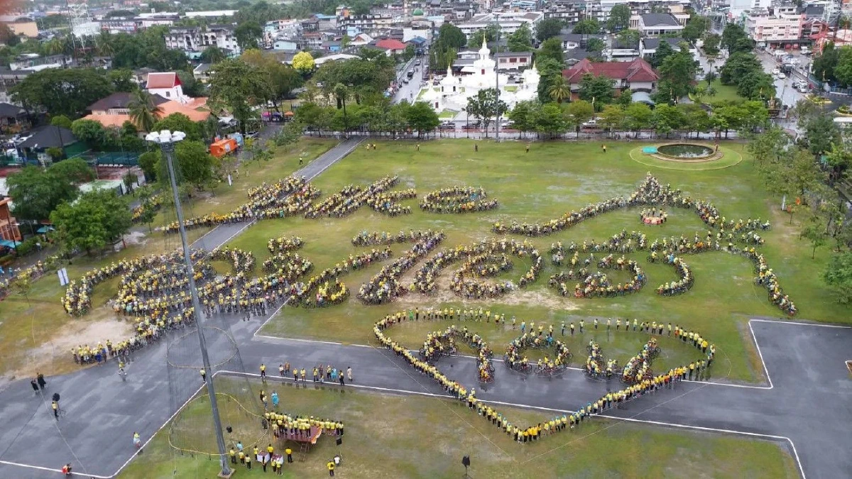 เหลืองสะพรั่งทั่วไทย! พสกนิกรร่วมใจปั่นจักรยาน "Bike อุ่นไอรัก"