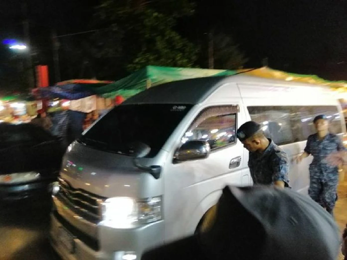 หนีหมายจับ! “หนุ่ม กะลา” กระโดดลงหลังเวที รีบขึ้นรถตู้ติดฟิล์มทึบหนี