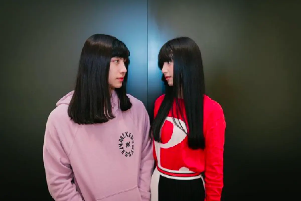 แยกไม่ออกแล้ว "มิ้นต์ ชาลิดา" โพสต์ภาพคู่น้องชาย “ม่อน” ขณะใส่วิกผมยาว เหมือนกันมาก