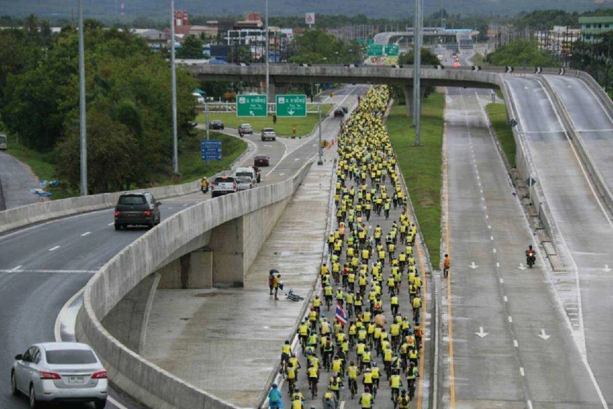 เหลืองสะพรั่งทั่วไทย! พสกนิกรร่วมใจปั่นจักรยาน "Bike อุ่นไอรัก"