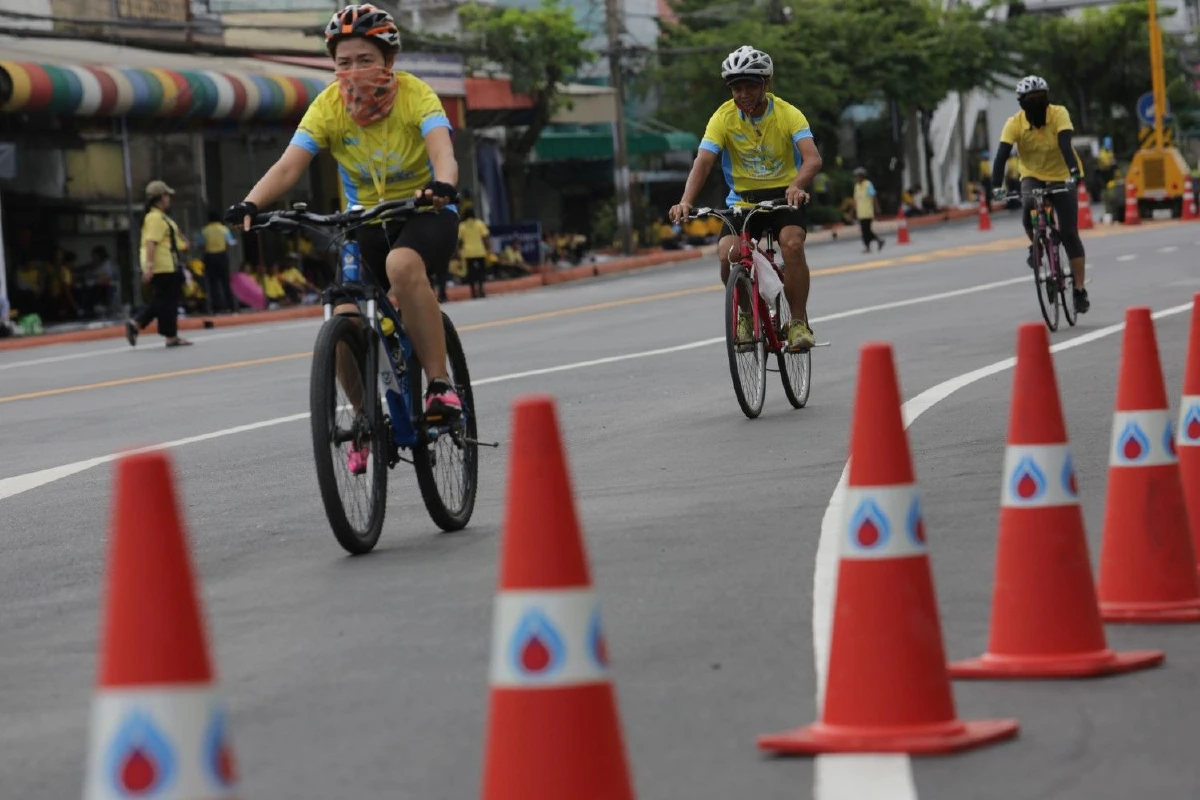 ชมภาพชุดประชาชนทยอยร่วมปั่นจักรยาน"Bike อุ่นไอรัก"คึกคัก