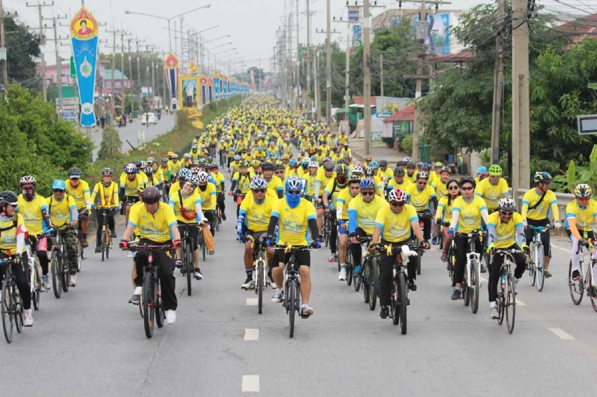 เหลืองสะพรั่งทั่วไทย! พสกนิกรร่วมใจปั่นจักรยาน "Bike อุ่นไอรัก"
