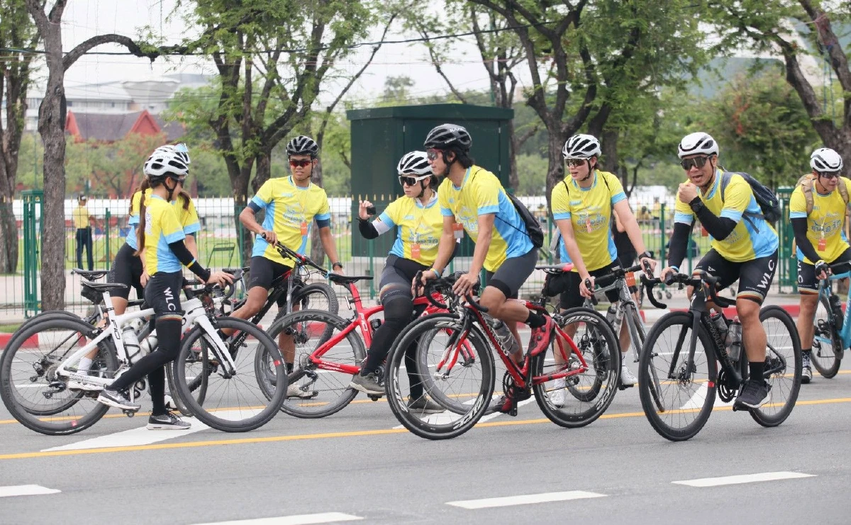 ชมภาพชุดประชาชนทยอยร่วมปั่นจักรยาน"Bike อุ่นไอรัก"คึกคัก