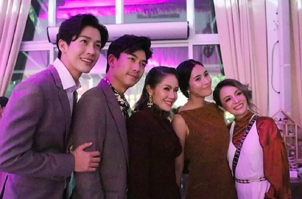 ขนมาทั้งวงการ! ส่องภาพงานฉลองวิวาห์ “กันต์-พลอย” หวานชื่น จัดเต็มสุดๆ