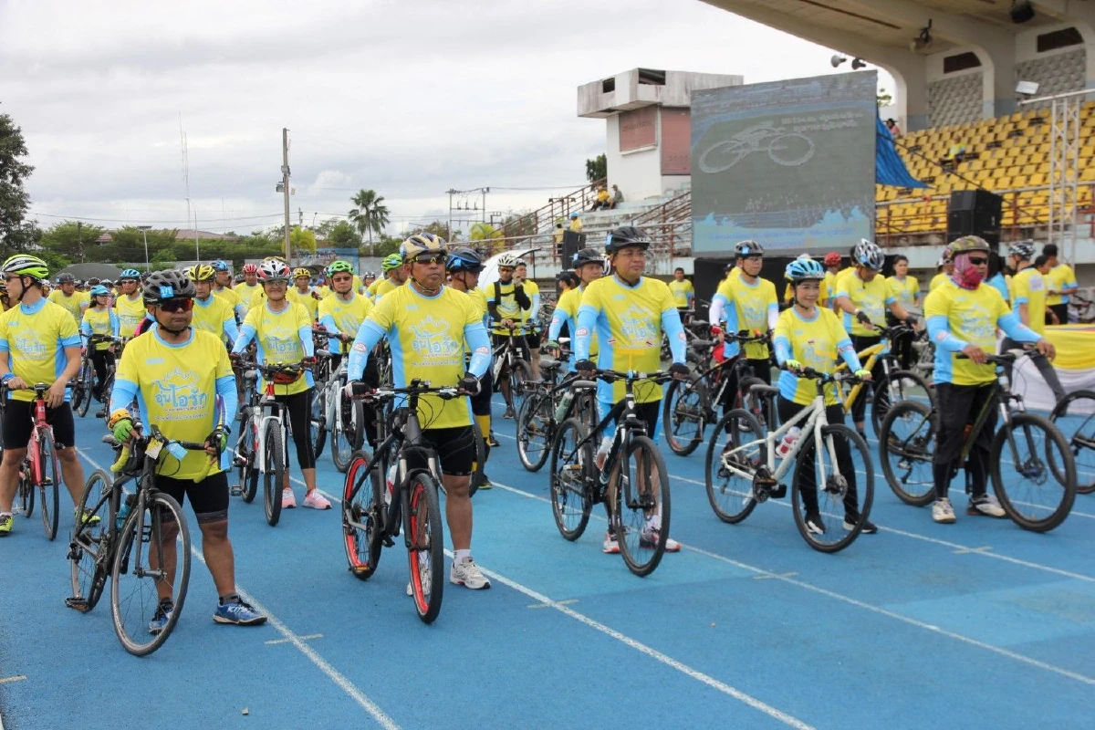 นักปั่นชาวสุราษฎร์ธานีร่วมแปรอักษร "Bike อุ่นไอรัก"