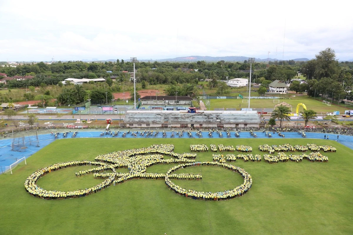 นักปั่นชาวสุราษฎร์ธานีร่วมแปรอักษร "Bike อุ่นไอรัก"