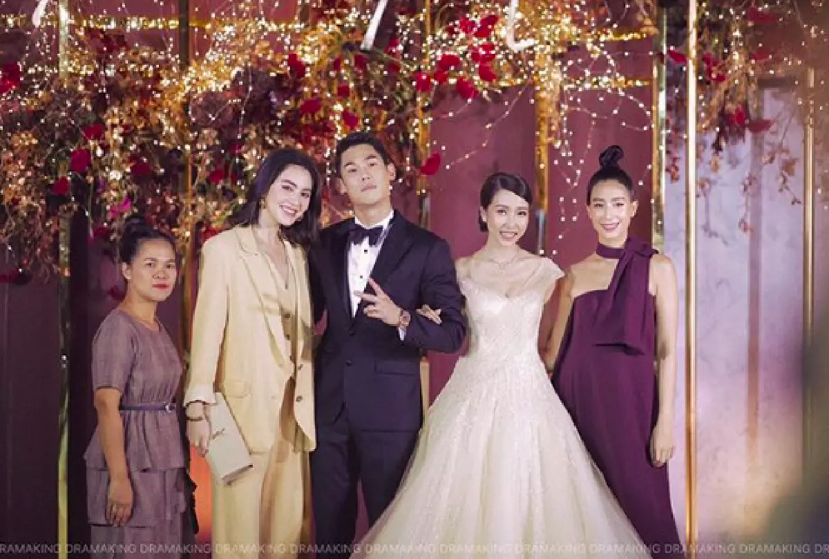 ขนมาทั้งวงการ! ส่องภาพงานฉลองวิวาห์ “กันต์-พลอย” หวานชื่น จัดเต็มสุดๆ