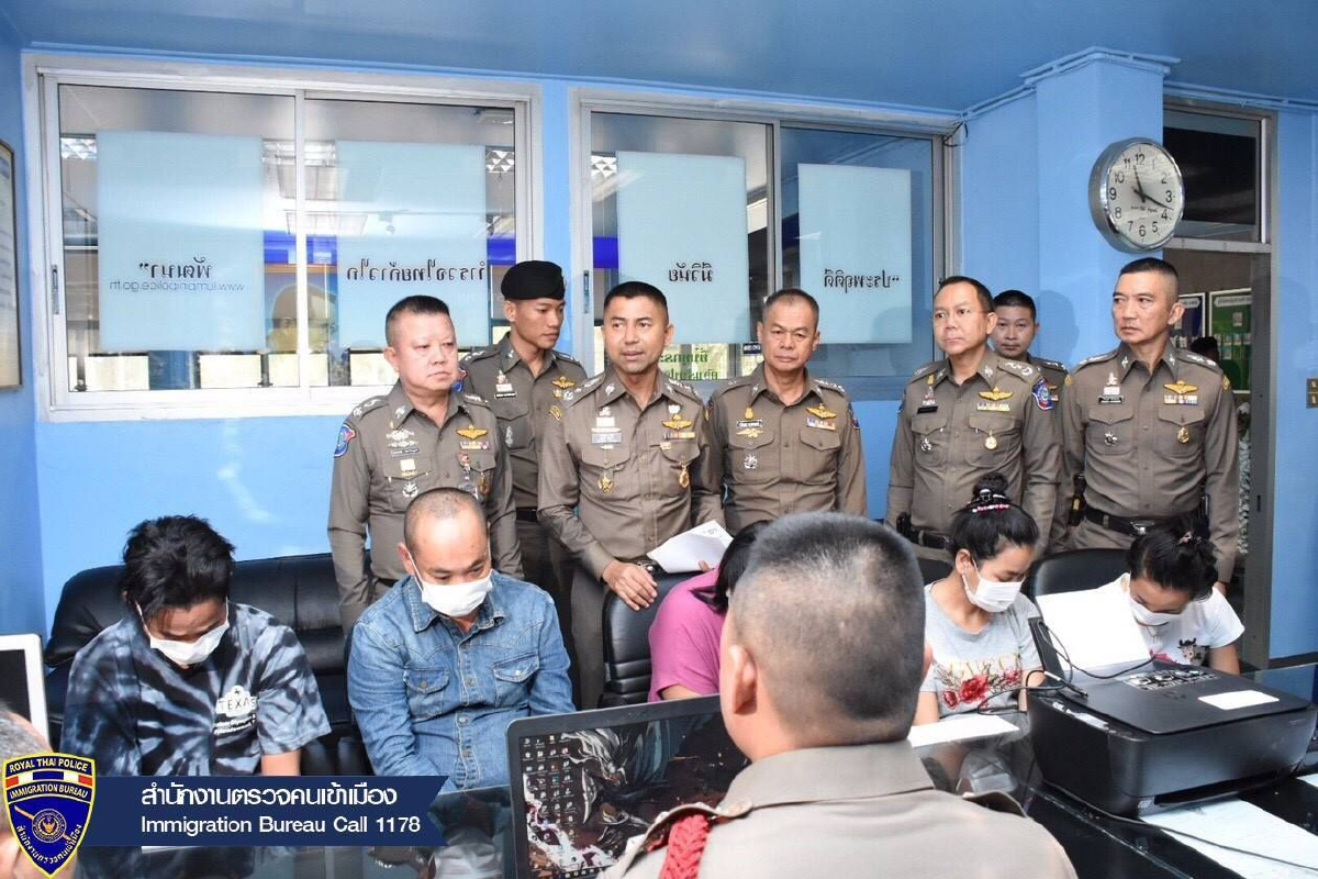 จับแก๊งกัมพูชาล้วงกระเป๋าประชาชนที่สถานีบีทีเอสอโศก จับแก๊งกัมพูชาล้วงกระเป๋าประชาชนที่สถานีบีทีเอสอโศก