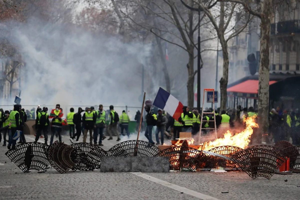 ฝรั่งเศสจับม็อบเสื้อกั๊กเหลืองเกือบพันคน รัฐบาลวอนให้มีการเจรจา