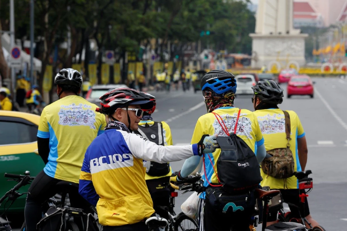 ชมภาพชุดประชาชนทยอยร่วมปั่นจักรยาน"Bike อุ่นไอรัก"คึกคัก