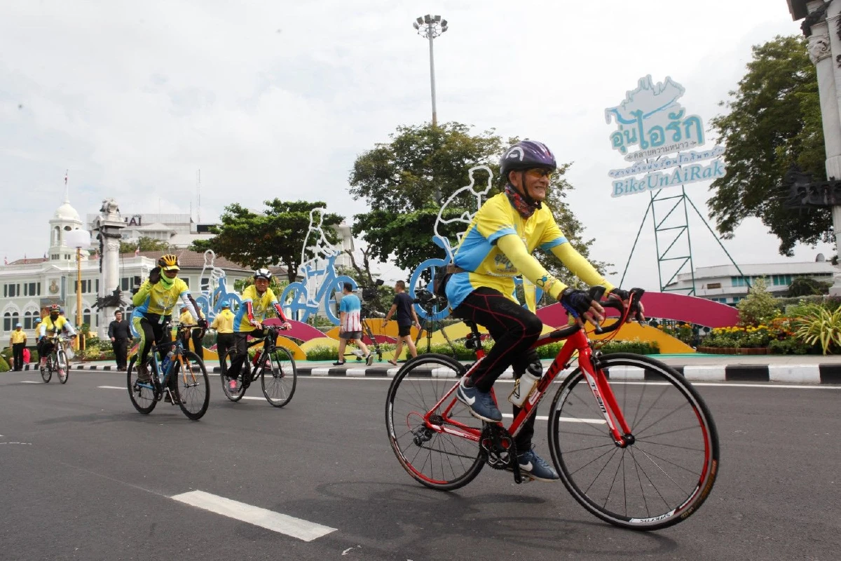 ชมภาพชุดประชาชนทยอยร่วมปั่นจักรยาน"Bike อุ่นไอรัก"คึกคัก