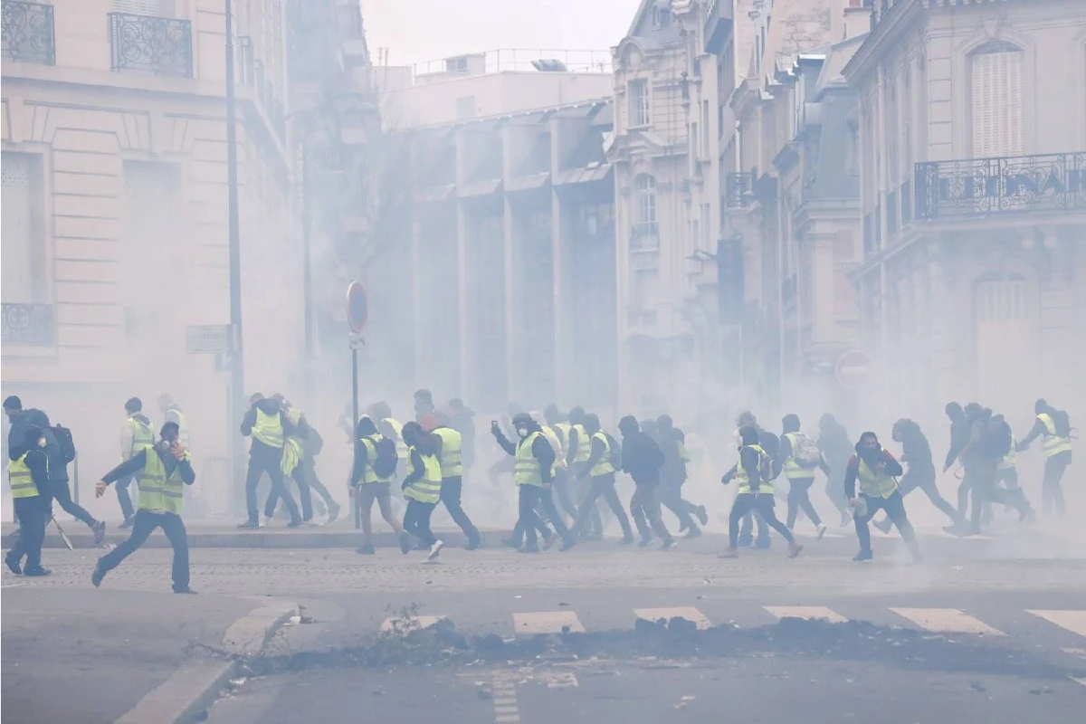 ฝรั่งเศสจับม็อบเสื้อกั๊กเหลืองเกือบพันคน รัฐบาลวอนให้มีการเจรจา