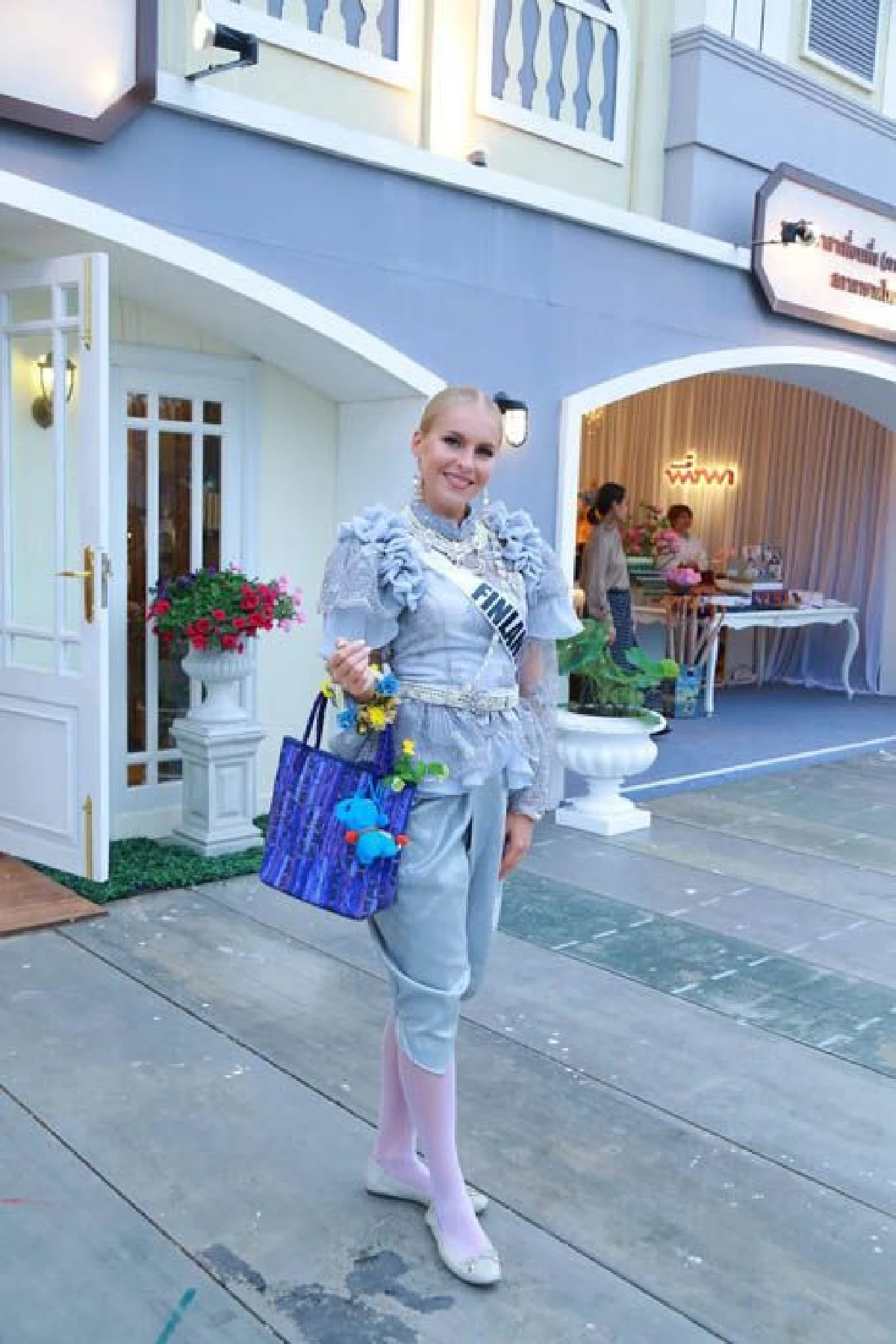 สาวงามผู้เข้าประกวดมิสยูนิเวิร์ส 2018 สวมชุดไทยย้อนยุคสมัยรัชกาลที่ 5 เข้าร่วมงานอุ่นไอรัก