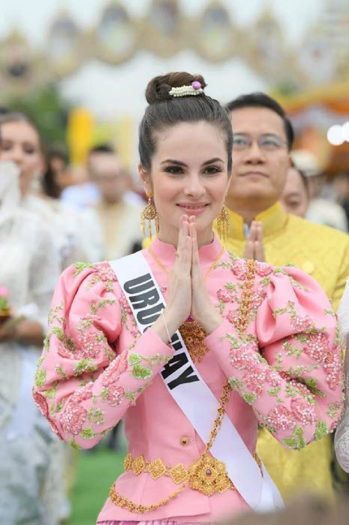 สาวงามผู้เข้าประกวดมิสยูนิเวิร์ส 2018 สวมชุดไทยย้อนยุคสมัยรัชกาลที่ 5 เข้าร่วมงานอุ่นไอรัก