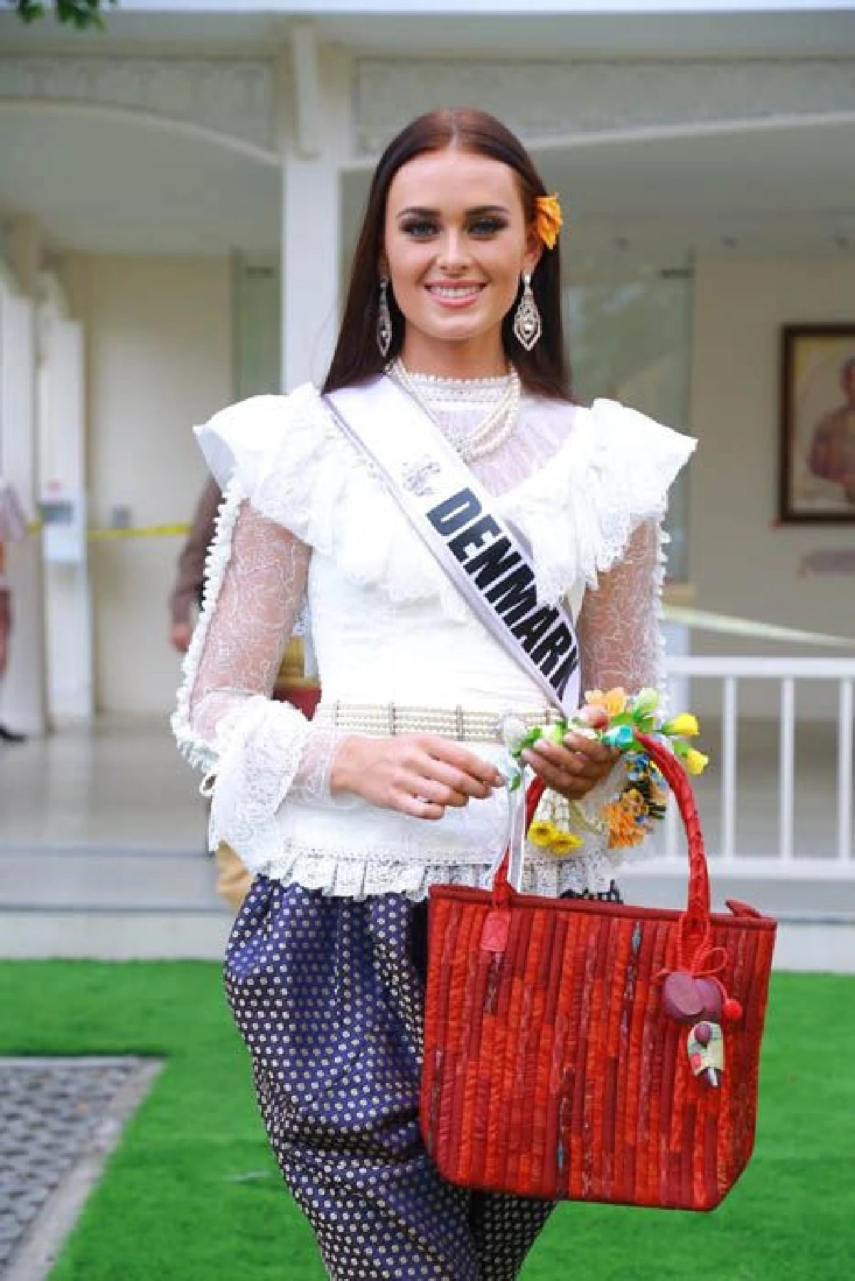สาวงามผู้เข้าประกวดมิสยูนิเวิร์ส 2018 สวมชุดไทยย้อนยุคสมัยรัชกาลที่ 5 เข้าร่วมงานอุ่นไอรัก