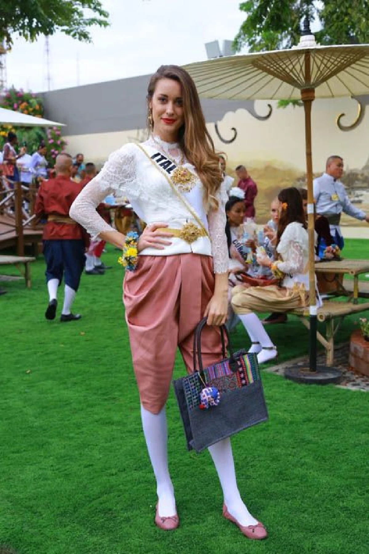 สาวงามผู้เข้าประกวดมิสยูนิเวิร์ส 2018 สวมชุดไทยย้อนยุคสมัยรัชกาลที่ 5 เข้าร่วมงานอุ่นไอรัก