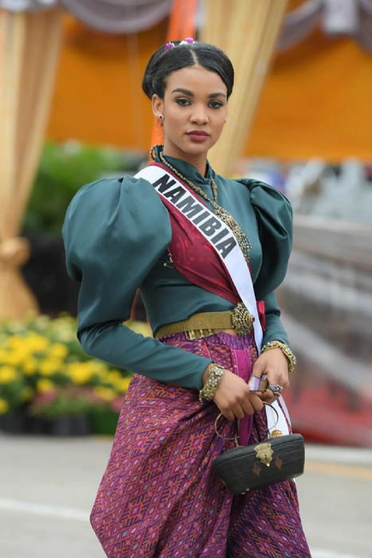 สาวงามผู้เข้าประกวดมิสยูนิเวิร์ส 2018 สวมชุดไทยย้อนยุคสมัยรัชกาลที่ 5 เข้าร่วมงานอุ่นไอรัก
