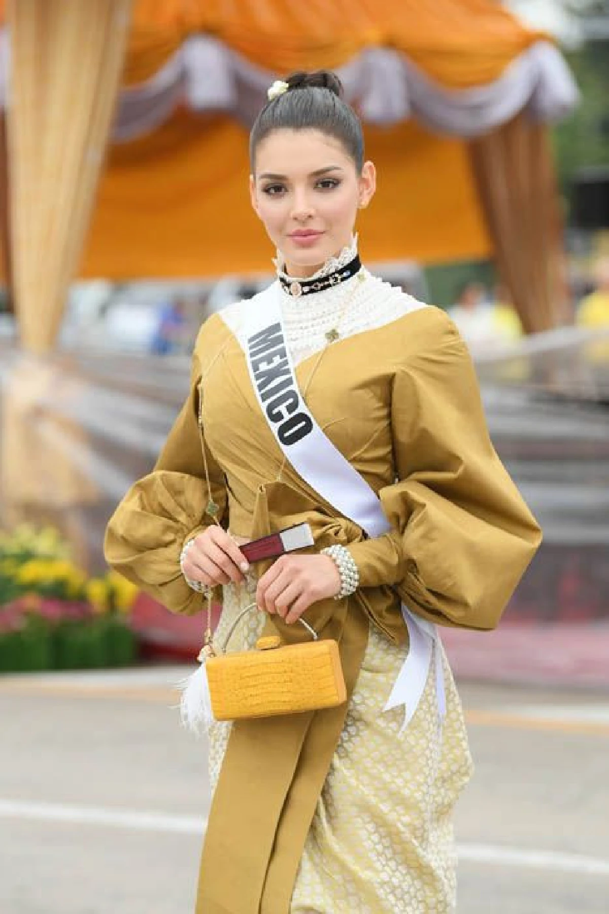 สาวงามผู้เข้าประกวดมิสยูนิเวิร์ส 2018 สวมชุดไทยย้อนยุคสมัยรัชกาลที่ 5 เข้าร่วมงานอุ่นไอรัก